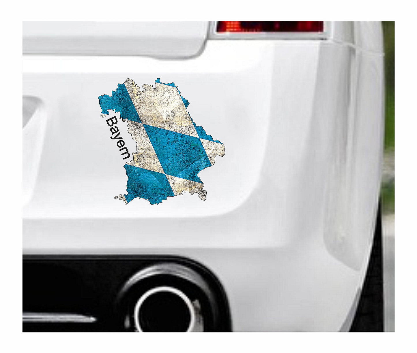 Das Bild zeigt den Umriss des Bundeslandes Bayerns mit blau weißen Karos und einem Herz. Dazu steht über dem Bild der Schriftzug Bayern. Erhältlich ist dieser Artikel mit der Schrift und Umrandung in Weiß oder Schwarz. Man kann auch nur das Abbild Bayerns ohne Schriftzug bzw. Text erhalten.