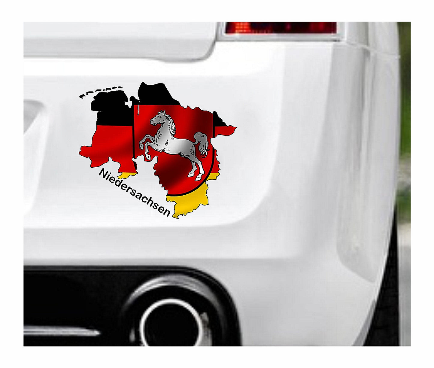 Das Bild zeigt den Umriss des Bundesland Niedersachsens mit dem Wappen Niedersachsens. Dazu steht über dem Bild der Schriftzug Niedersachsen. Erhältlich ist dieser Artikel mit der Schrift und Umrandung in Weiß oder Schwarz. Man kann auch nur das Abbild Niedersachsens ohne Schriftzug bzw. Text erhalten.