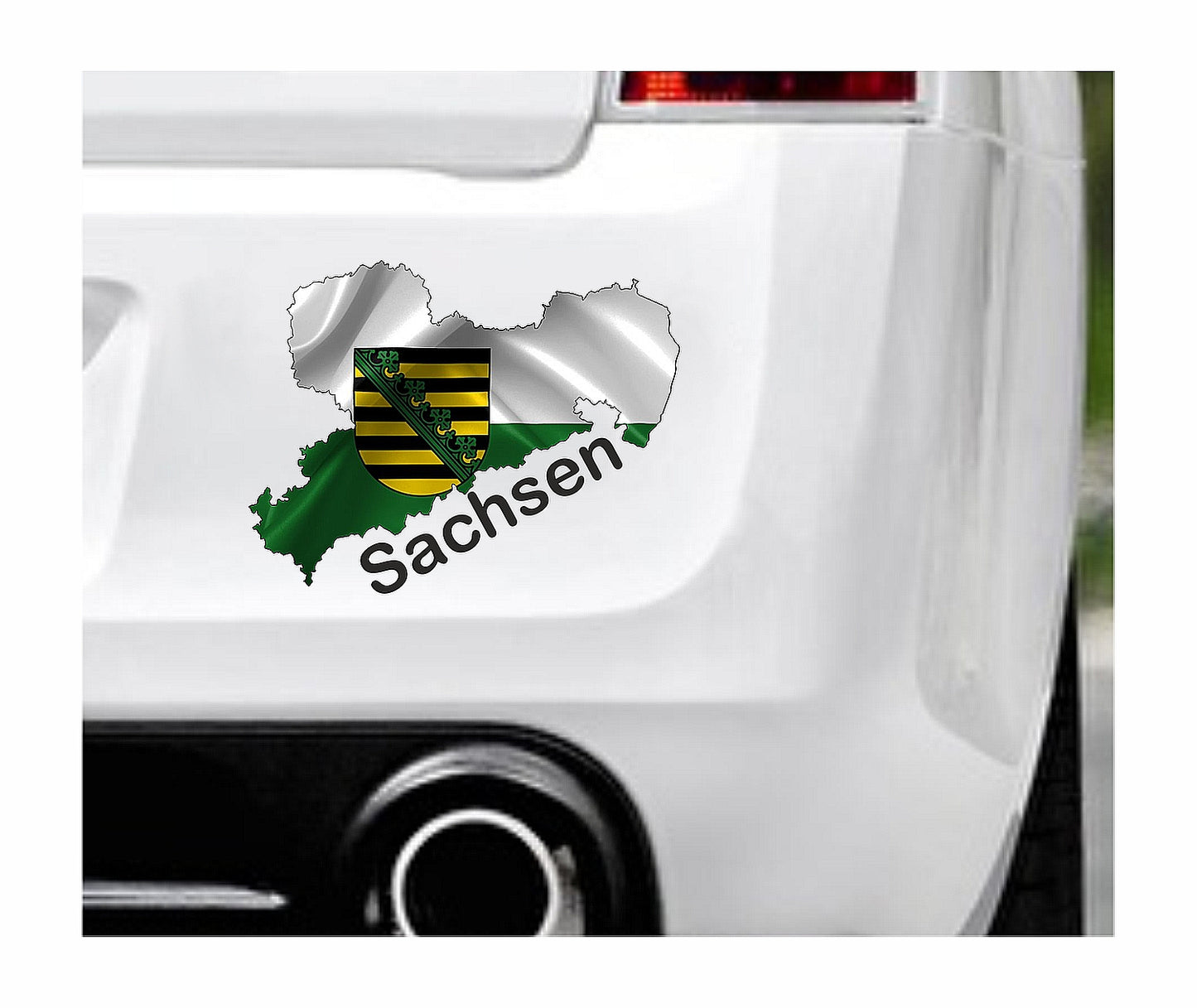 Das Bild zeigt den Umriss des Bundesland Sachsens mit dem Wappen Sachsens. Dazu steht über dem Bild der Schriftzug Sachsen. Erhältlich ist dieser Artikel mit der Schrift und Umrandung in Weiß oder Schwarz. Man kann auch nur das Abbild Sachsens ohne Schriftzug bzw. Text erhalten.