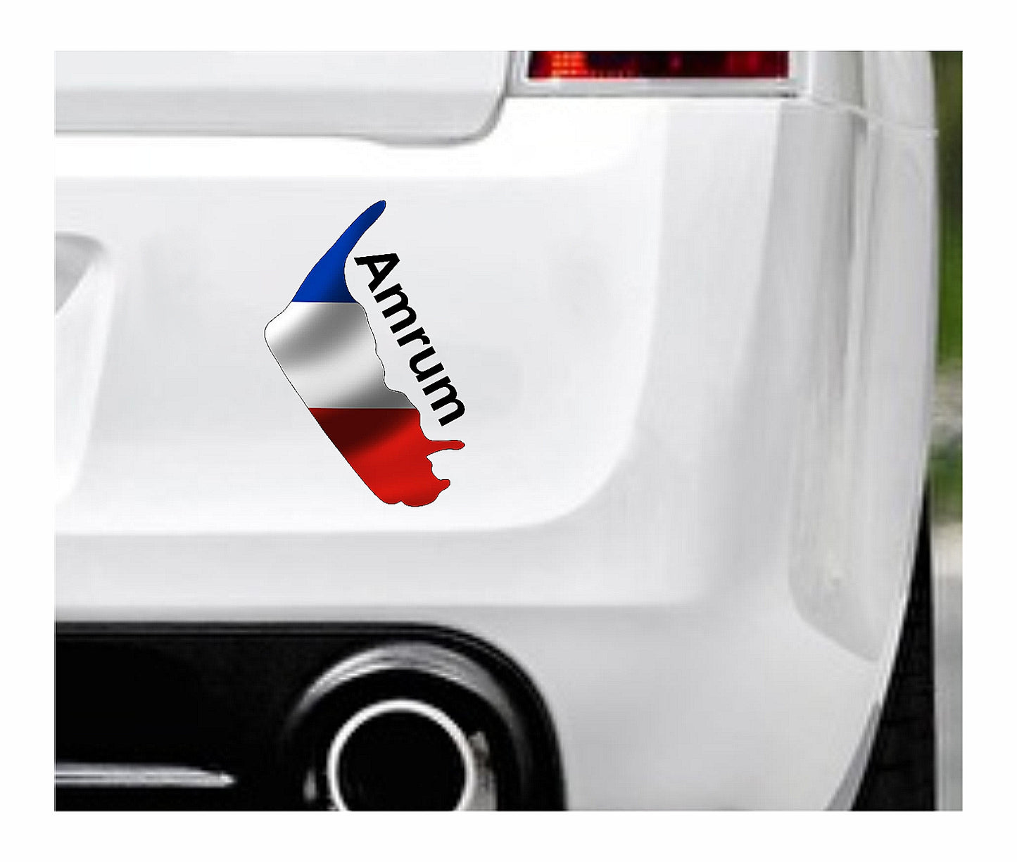 Das Bild zeigt den Umriss der Insel Amrum mit dem Wappen Schleswig-Holsteins. Dazu steht über dem Bild der Schriftzug Amrum. Erhältlich ist dieser Artikel mit der Schrift und Umrandung in Weiß oder Schwarz. Man kann auch nur das Abbild Amrums ohne Schriftzug bzw. Text erhalten.