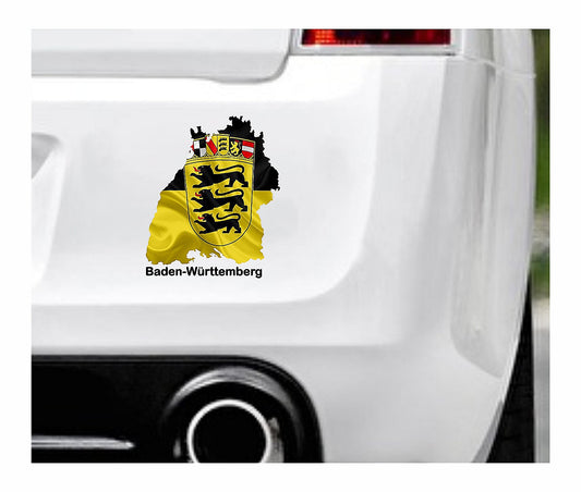 Das Bild zeigt den Umriss des Bundeslandes Baden Württembergs mit dem Wappen. Dazu steht über dem Bild der Schriftzug Baden Württemberg. Erhältlich ist dieser Artikel mit der Schrift und Umrandung in Weiß oder Schwarz. Man kann auch nur das Abbild Baden Württembergs ohne Schriftzug bzw. Text erhalten.