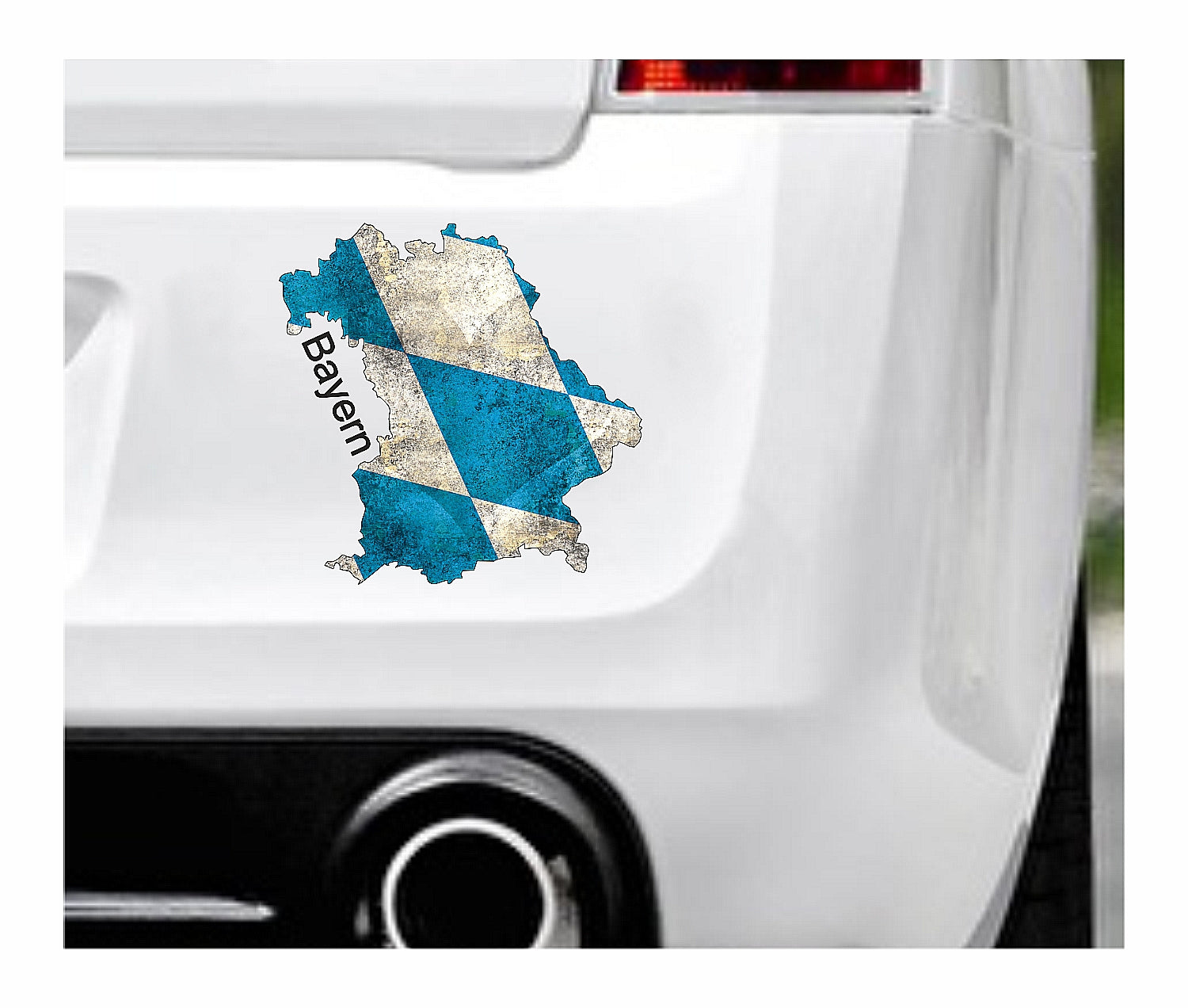 Das Bild zeigt den Umriss des Bundeslandes Bayerns mit blau weißen Karos und einem Herz. Dazu steht über dem Bild der Schriftzug Bayern. Erhältlich ist dieser Artikel mit der Schrift und Umrandung in Weiß oder Schwarz. Man kann auch nur das Abbild Bayerns ohne Schriftzug bzw. Text erhalten.