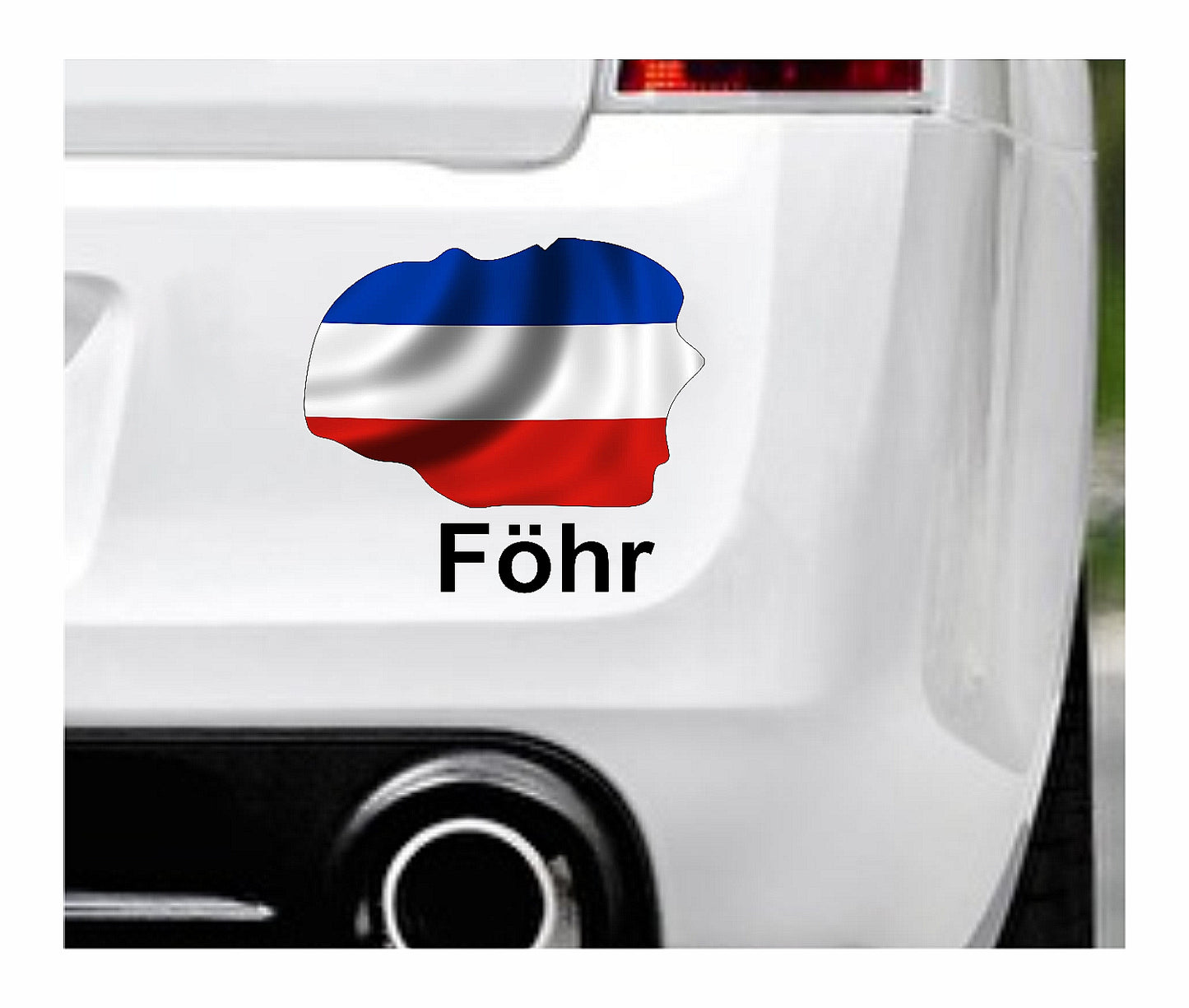 Das Bild zeigt den Umriss der Insel Föhrs mit der Flagge von Schleswig Holstein. Dazu steht über dem Bild der Schriftzug Föhr. Erhältlich ist dieser Artikel mit der Schrift und Umrandung in Weiß oder Schwarz. Man kann auch nur das Abbild Föhrs ohne Schriftzug bzw. Text erhalten.