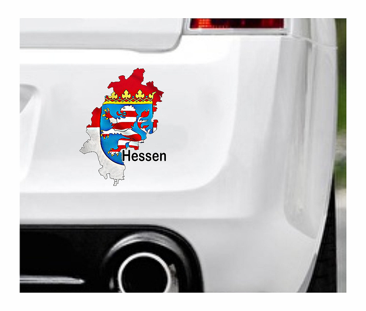 Das Bild zeigt den Umriss des Bundeslandes Hessens mit Wappen. Dazu steht über dem Bild der Schriftzug  Hessen. Erhältlich ist dieser Artikel mit der Schrift und Umrandung in Weiß oder Schwarz. Man kann auch nur das Abbild Hessens ohne Schriftzug bzw. Text erhalten.