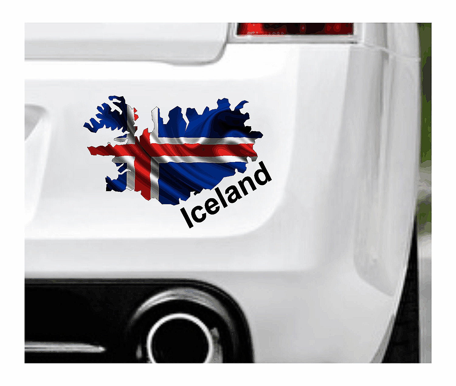 Das Bild zeigt den Umriss Islands hinterlegt mit der glänzenden  Nationalflagge. Dazu steht über dem Bild der Schriftzug Iceland. Erhältlich ist dieser Artikel mit der Schrift und Umrandung in Weiß oder Schwarz. Man kann auch nur das Abbild Islands ohne Schriftzug bzw. Text erhalten.