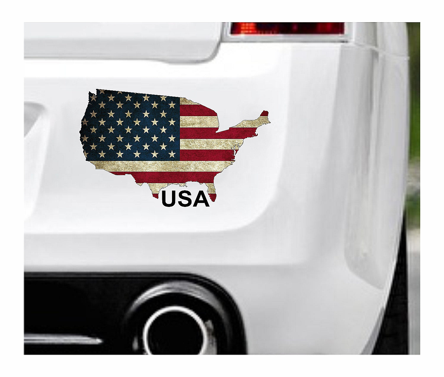 Das Bild zeigt den Umriss der USA hinterlegt mit der Nationalflagge im used look. Dazu steht über dem Bild der Schriftzug USA. Erhältlich ist dieser Artikel mit der Schrift und Umrandung in Weiß oder Schwarz. Man kann auch nur das Abbild Amerikas ohne Schriftzug bzw. Text erhalten.