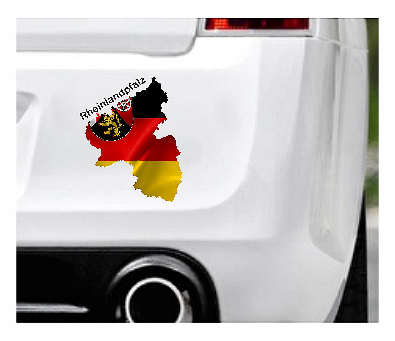 Das Bild zeigt den Umriss des Bundesland Rheinlandpfalzs mit dem Wappen Rheinlandpfalzs. Dazu steht über dem Bild der Schriftzug Rheinlandpfalz. Erhältlich ist dieser Artikel mit der Schrift und Umrandung in Weiß oder Schwarz. Man kann auch nur das Abbild Rheinlandpfalzs ohne Schriftzug bzw. Text erhalten.