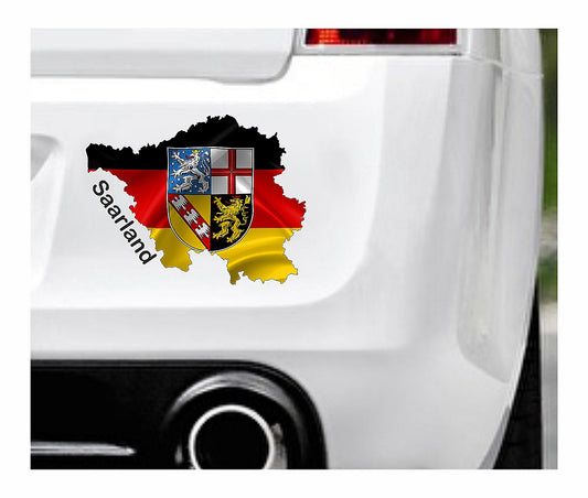 Das Bild zeigt den Umriss des Bundesland Saarlands mit dem Wappen Saarlands. Dazu steht über dem Bild der Schriftzug Saarland. Erhältlich ist dieser Artikel mit der Schrift und Umrandung in Weiß oder Schwarz. Man kann auch nur das Abbild Saarlands ohne Schriftzug bzw. Text erhalten.