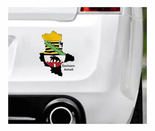 Das Bild zeigt den Umriss des Bundesland Sachsen-Anhalts mit dem Wappen Sachsen-Anhalts. Dazu steht über dem Bild der Schriftzug Sachsen-Anhalt. Erhältlich ist dieser Artikel mit der Schrift und Umrandung in Weiß oder Schwarz. Man kann auch nur das Abbild Sachsen-Anhalts ohne Schriftzug bzw. Text erhalten.