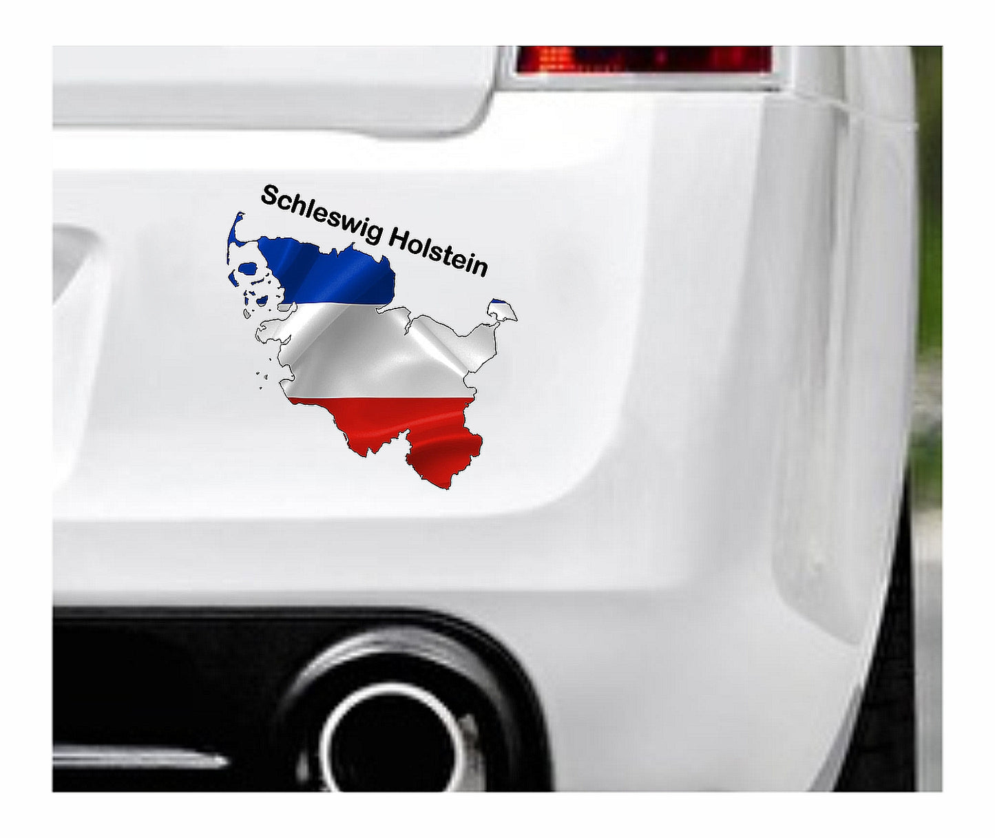 Das Bild zeigt den Umriss des Bundesland Schleswig-Holsteins mit dem Wappen Schleswig-Holsteins. Dazu steht über dem Bild der Schriftzug Schleswig-Holstein. Erhältlich ist dieser Artikel mit der Schrift und Umrandung in Weiß oder Schwarz. Man kann auch nur das Abbild Schleswig-Holsteins ohne Schriftzug bzw. Text erhalten.