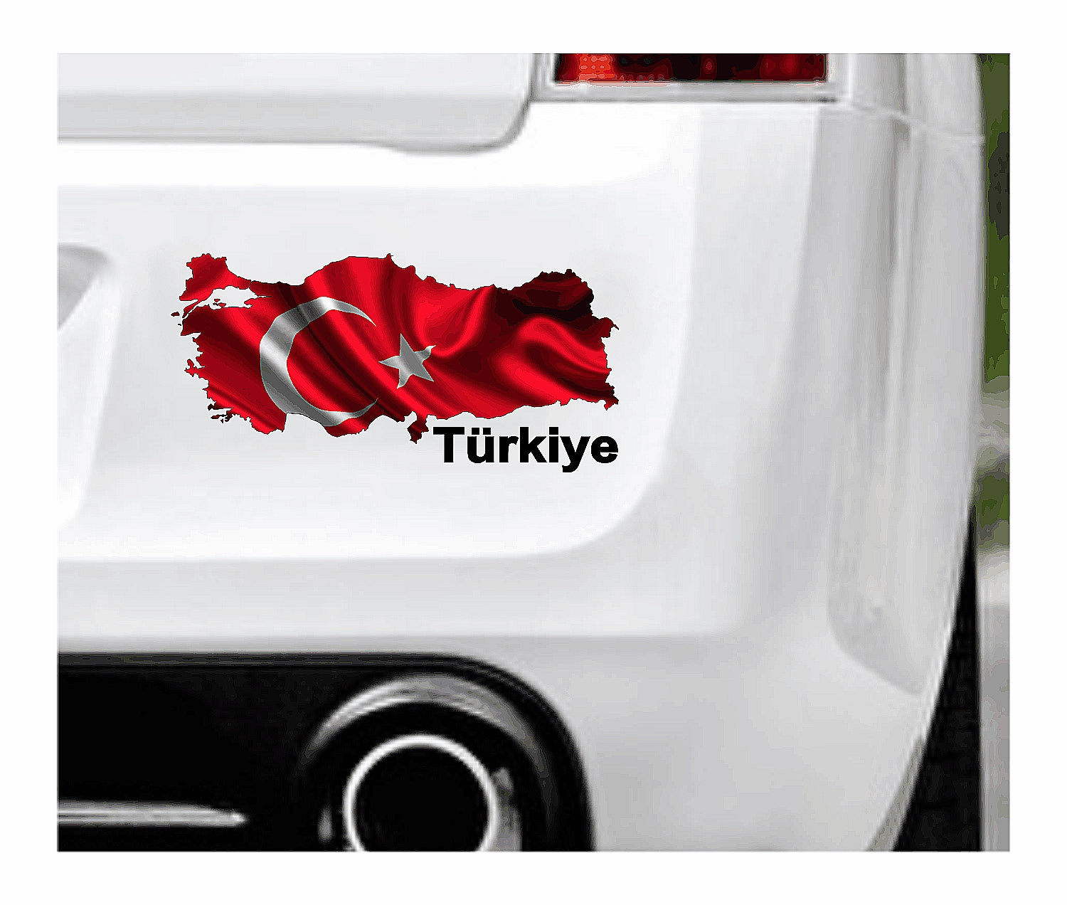Das Bild zeigt den Umriss der Türkei hinterlegt mit der glänzenden  Nationalflagge. Dazu steht über dem Bild der Schriftzug Türkiye. Erhältlich ist dieser Artikel mit der Schrift und Umrandung in Weiß oder Schwarz. Man kann auch nur das Abbild der Türkei ohne Schriftzug bzw. Text erhalten.