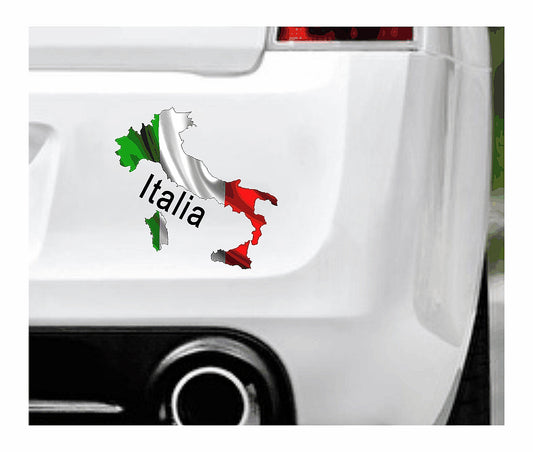 Das Bild zeigt den Umriss Italiens hinterlegt mit der glänzenden  Nationalflagge. Dazu steht unter dem Bild der Schriftzug Italia. Erhältlich ist dieser Artikel mit der Schrift und Umrandung in Weiß oder Schwarz. Man kann auch nur das Abbild Italiens ohne Schriftzug bzw. Text erhalten.
