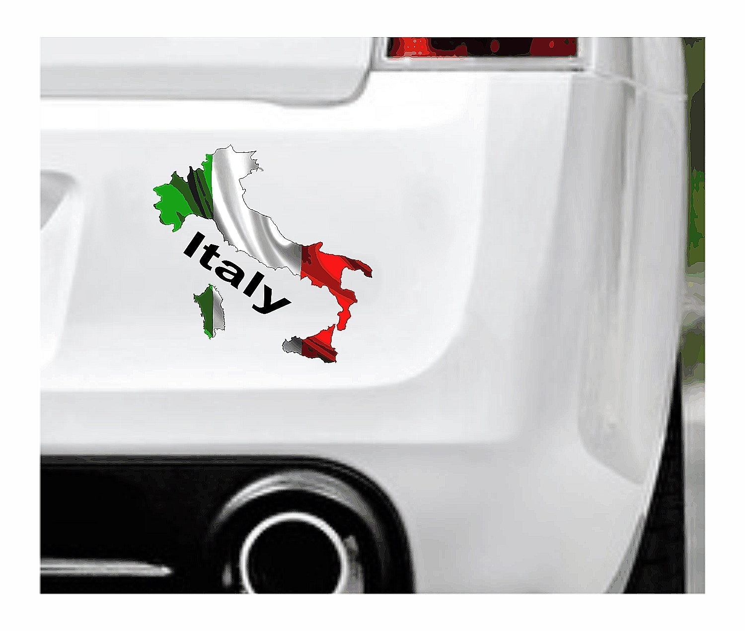 Das Bild zeigt den Umriss Italiens hinterlegt mit der glänzenden  Nationalflagge. Dazu steht unter dem Bild der Schriftzug Italy. Erhältlich ist dieser Artikel mit der Schrift und Umrandung in Weiß oder Schwarz. Man kann auch nur das Abbild Italiens ohne Schriftzug bzw. Text erhalten.